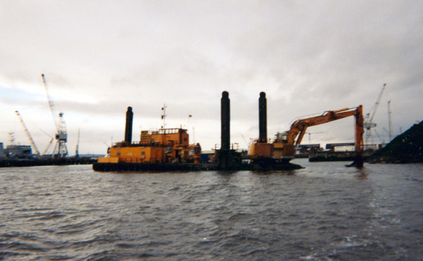 Manu Pekka - backhoe dredge