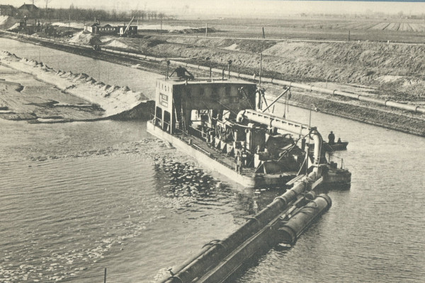 Dee bld bucket ladder dredger