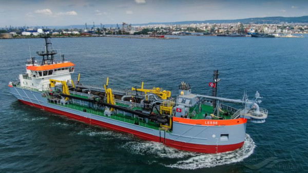 Lesse trailing suction hopper dredger