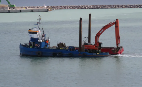 Black Fighter - backhoe dredge