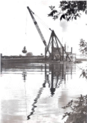 Newspapge photo of USACE Dredge Winneconne by John Spivey