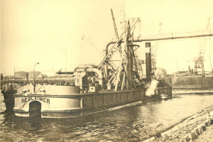 Reclaimer suction- and barge unloading dredger