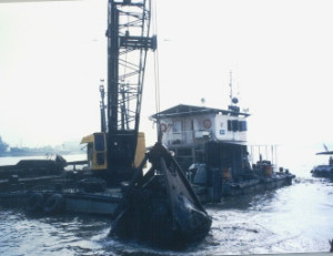 Rua Khut 1 - clamshell dredger