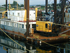 Drague D-8 clamshell dredger