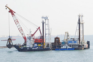 Tarvos - clamshell dredger and rockbreaker