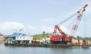 Titan - clamshell dredger and rockbreaker