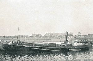 Rotterdam II -suction hopper dredger with pipe to the front