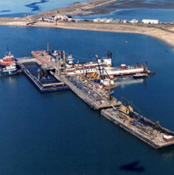 Vicksburg - barge unloading dredger
