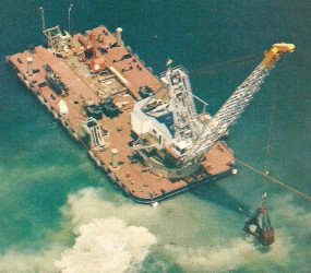 Goomai  - grab dredger