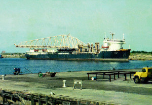 Zulia tshd trailing suction hopper dredger with sideboom discharge